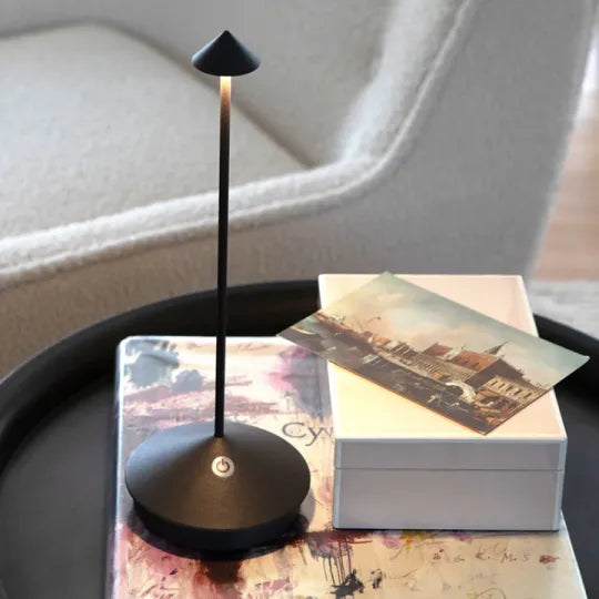 Schwarze LED-Tischlampe auf Tisch, modernes Design, energiesparend, Wohnzimmerbeleuchtung.