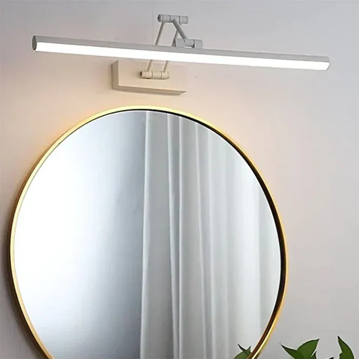 Runder Spiegel mit goldfarbenem Rand und moderner LED-Wandleuchte in minimalistischem Design.