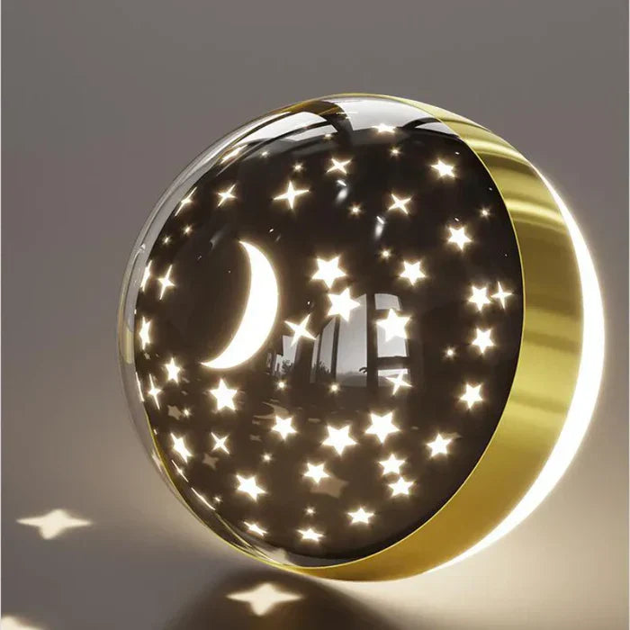 Kugellampe mit Mond- und Sternenmuster, LED, goldfarben, dekorative Beleuchtung.