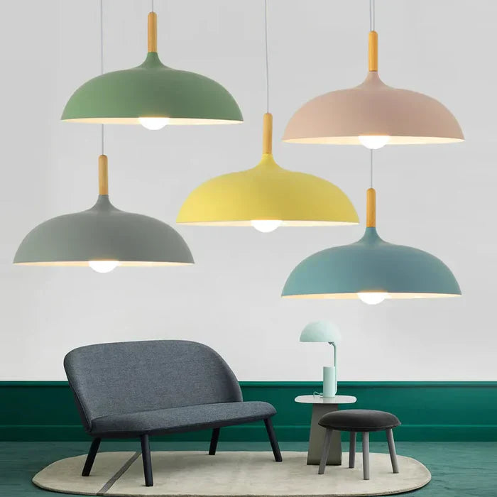 Moderne Hängelampen in Pastellfarben über grauem Sofa und Tisch, skandinavisches Design.