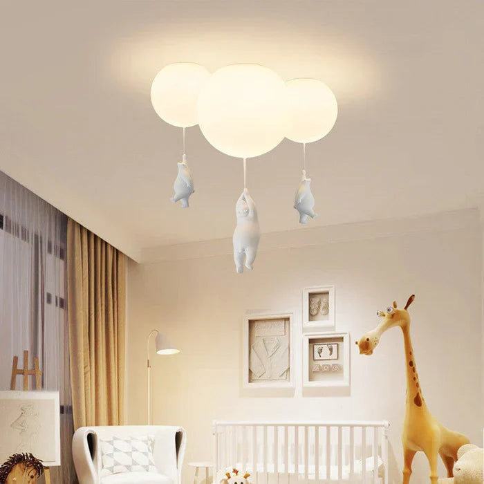 Deckenleuchte Wolkenform Kinderzimmer, LED, weiß, mit hängenden Tierfiguren, modern.