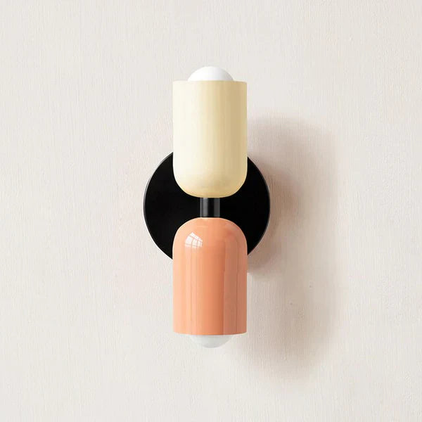 Moderne Wandleuchte, zweifarbig, beige und rosa, zylindrisch, minimalistisches Design.