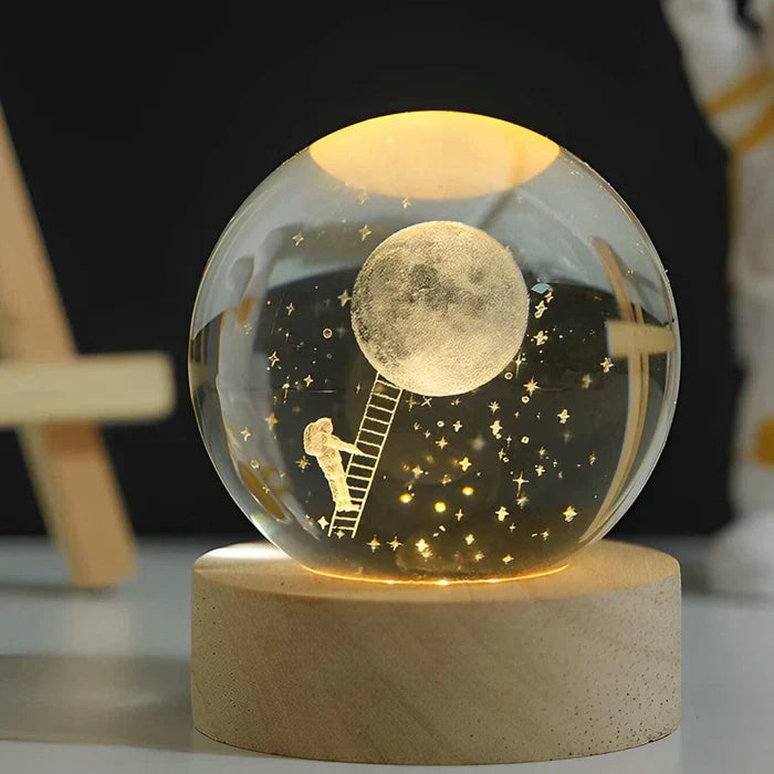 Kristallkugel mit Mond- und Sternmotiv, LED-Beleuchtung, Holzsockel, dekorative Tischlampe.
