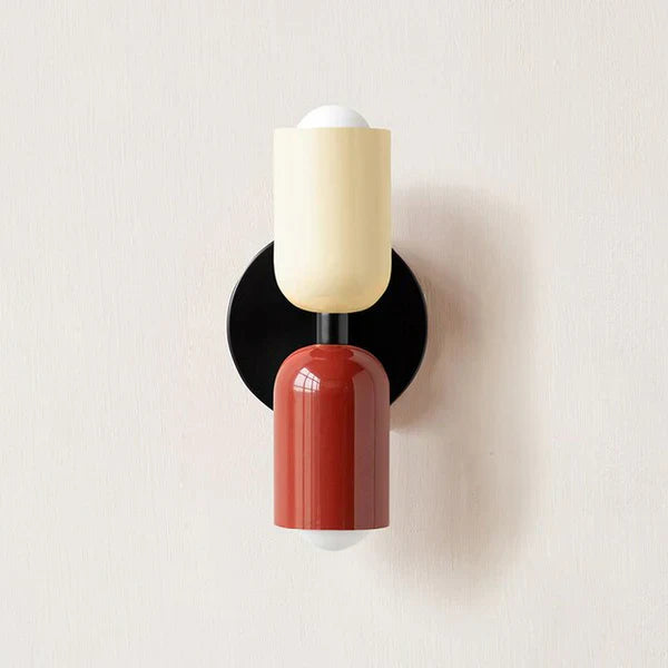 Moderne Wandleuchte, rot und creme, zylindrisch, Metall, minimalistisches Design, Innenbeleuchtung.