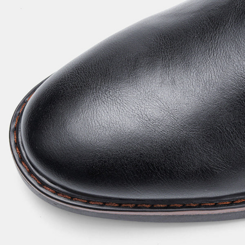 Schwarzer Lederschuh, Nahaufnahme, hochwertige Verarbeitung, elegantes Design, Herrenschuh.