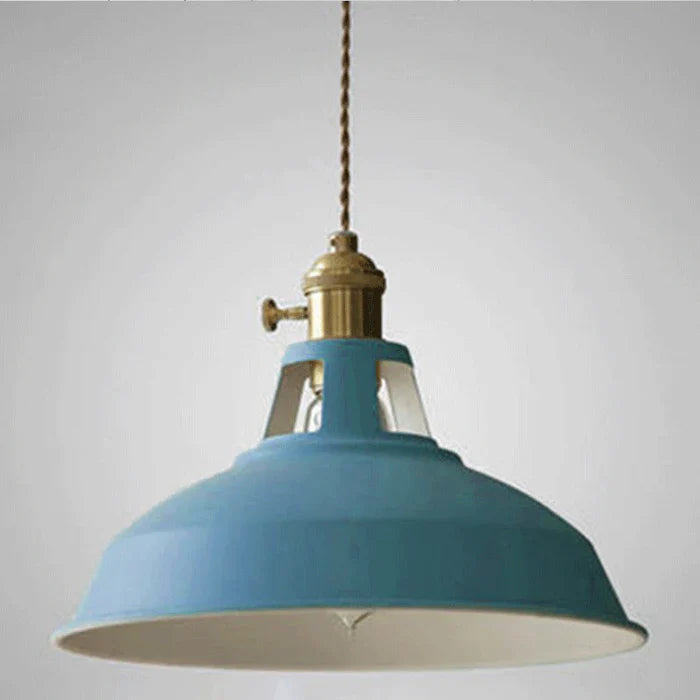 Blaue industrielle Pendelleuchte aus Metall mit Messingakzenten, Vintage-Design.