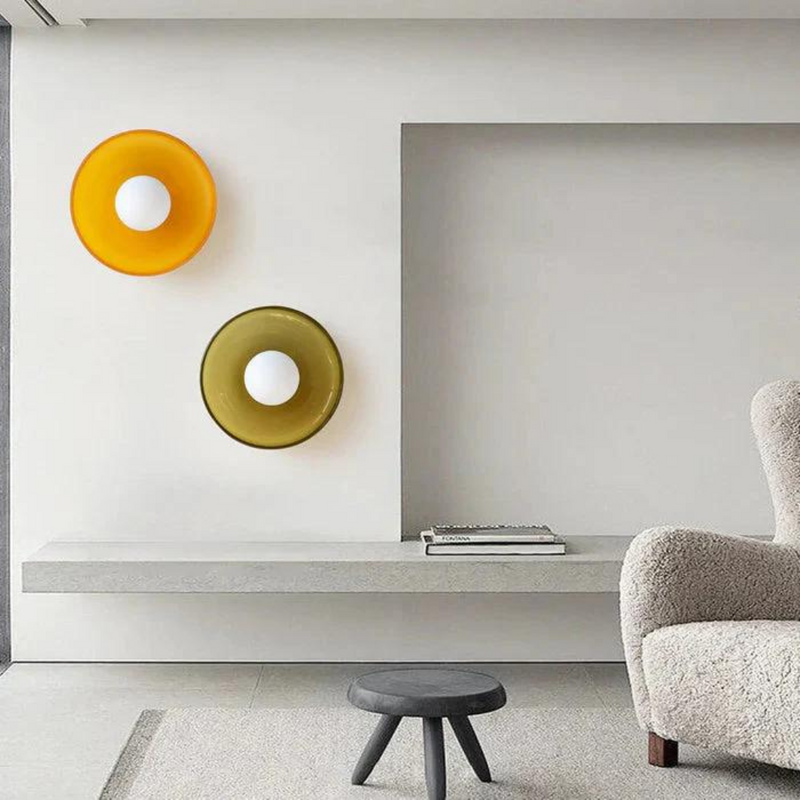 Zwei runde Wandlampen, gelb und grün, modernes Design, Wohnzimmer, minimalistische Einrichtung.