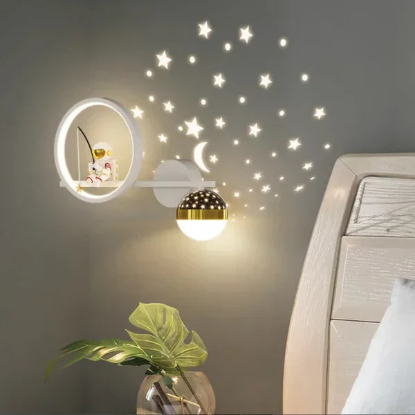 Moderne LED-Wandleuchte mit Sternenhimmel-Projektion, rund, gold-weiß, Schlafzimmer-Dekor.
