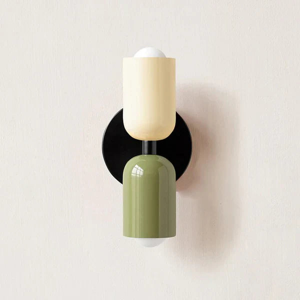 Moderne Wandleuchte, grün und creme, zylindrisch, Metall, minimalistisches Design, Innenbeleuchtung.