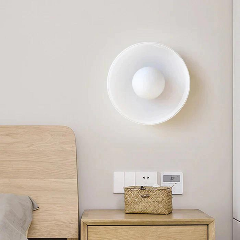 Moderne weiße Wandleuchte im Schlafzimmer, minimalistisches Design, Holz-Nachttisch, Dekoration.