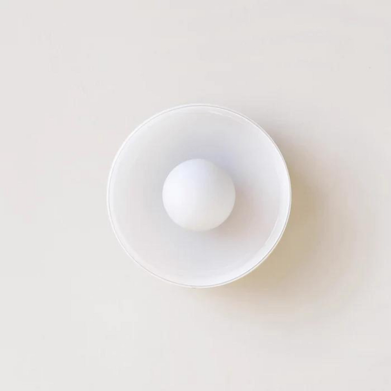 Weiße Keramikschale mit rundem Design auf hellem Hintergrund, minimalistisch, modern.