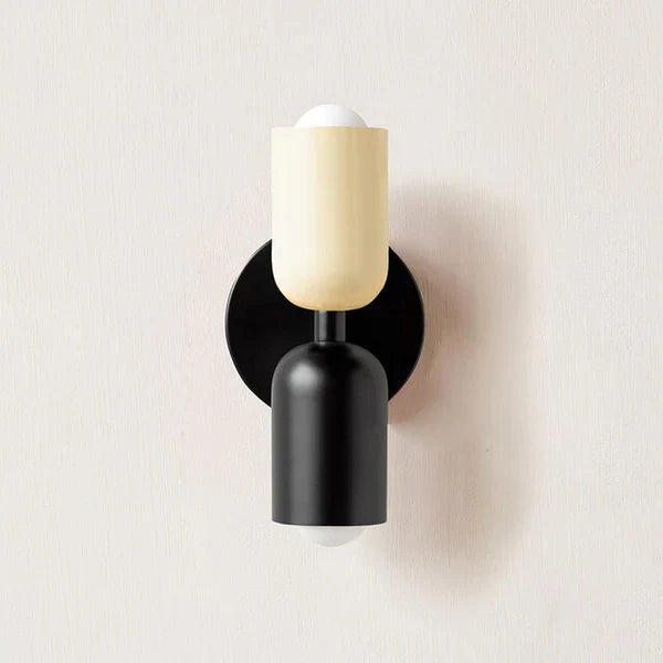 Moderne schwarze und cremefarbene Wandleuchte, minimalistisches Design, Innenbeleuchtung.