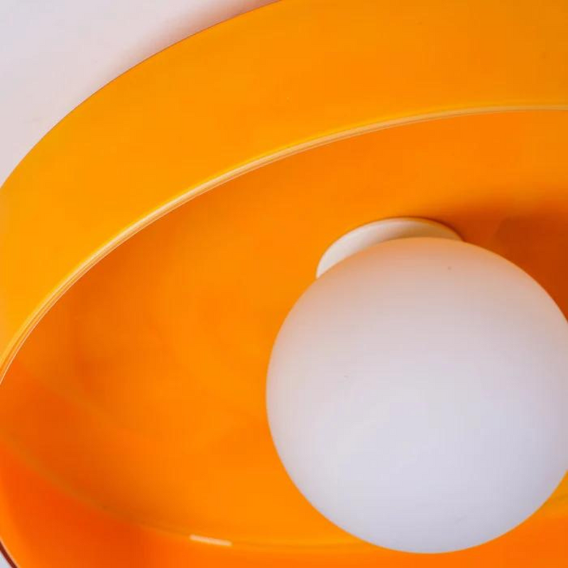 Orange Deckenleuchte mit weißem Kugelschirm, modernes Design, Innenbeleuchtung.