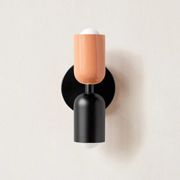 Moderne Wandleuchte, zweifarbig, schwarz und orange, minimalistisches Design, Innenbeleuchtung.
