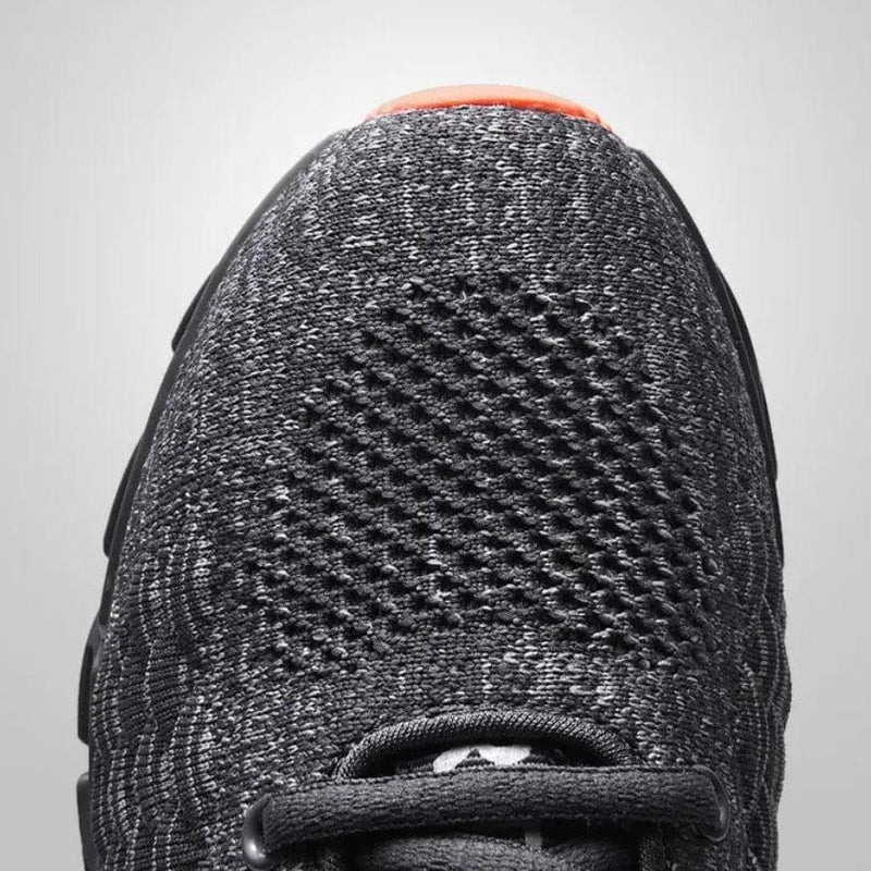 Schwarzer Sportschuh mit atmungsaktivem Mesh-Obermaterial, Nahaufnahme, modisch, bequem.