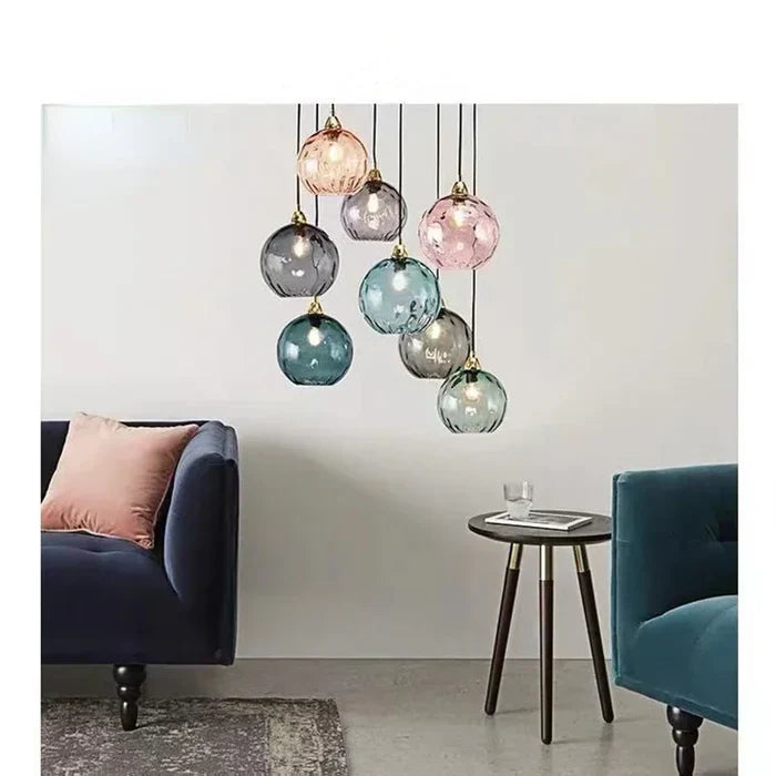Mehrfarbige Glas-Pendelleuchten im Wohnzimmer, moderne Inneneinrichtung, skandinavischer Stil.