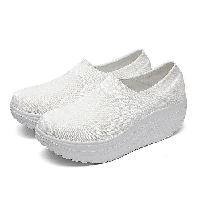 Weiße Damen-Plateausneaker, Mesh, leicht, rutschfest, Slip-On, modisch, bequem.