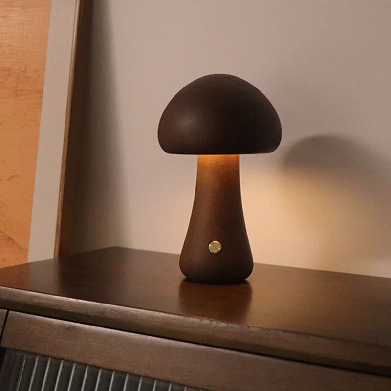 Braune Pilzlampe aus Holz auf Tisch, modernes Design, stimmungsvolle Beleuchtung.