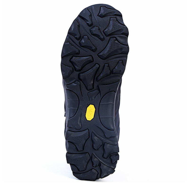 Schwarze Wanderschuhsohle mit gelbem Logo, rutschfestes Profil, Outdoor-Ausrüstung.