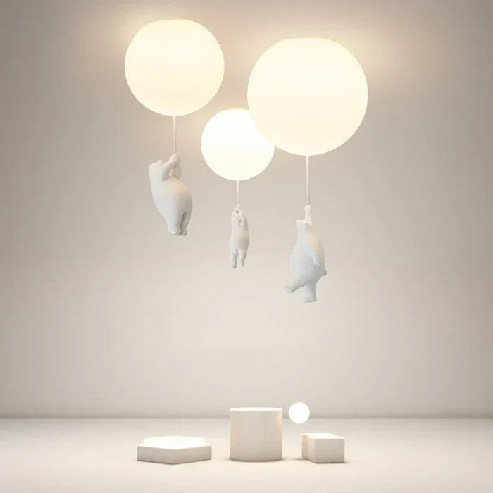 Drei weiße Bärenlampen mit Ballons, moderne LED-Deckenleuchte, minimalistisch, Kinderzimmer.