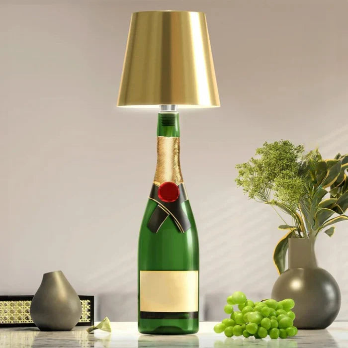 Champagnerflaschenlampe mit goldenem Schirm, moderne Tischleuchte, Dekoration, Wohnzimmer.