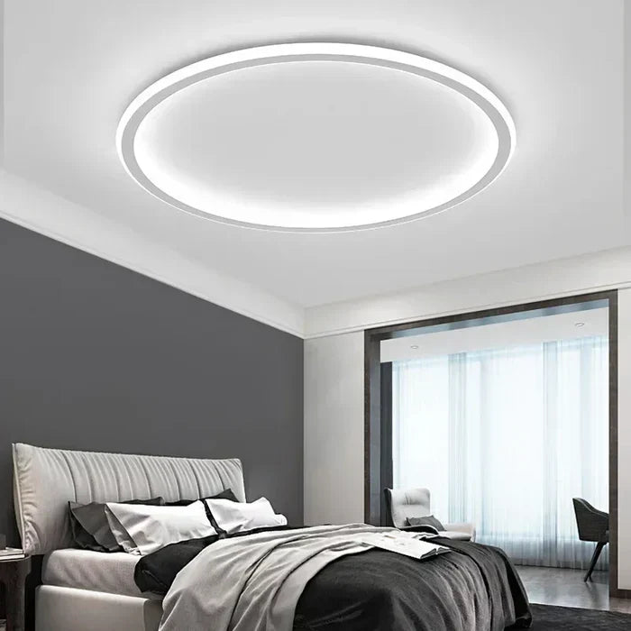 Moderne runde LED-Deckenleuchte im Schlafzimmer, energiesparend, weißes Licht, minimalistisches Design.