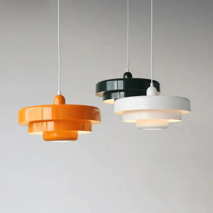 Drei moderne Hängelampen, orange, schwarz, weiß, aus Metall, skandinavisches Design.