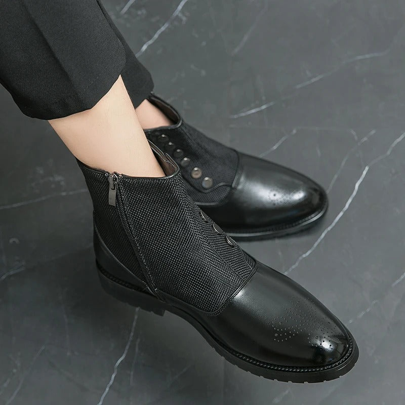 Schwarze Herrenstiefeletten aus Leder, elegant, mit Reißverschluss, auf grauem Marmorboden.