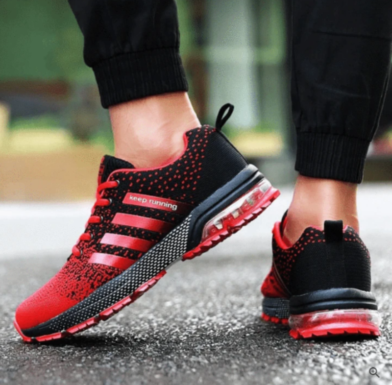 Rote Laufschuhe mit schwarzen Akzenten, atmungsaktiv, ideal für Sport und Fitness.