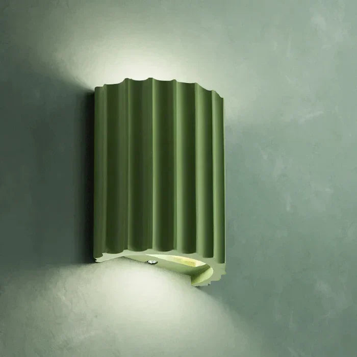 Grüne Wandleuchte aus Metall, wellenförmig, modernes Design, indirekte Beleuchtung.