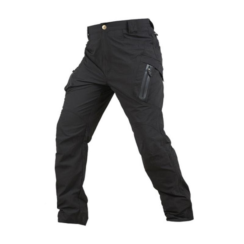 Schwarze taktische Hose, robustes Material, mehrere Taschen, Outdoor-Bekleidung, Herrenmode.