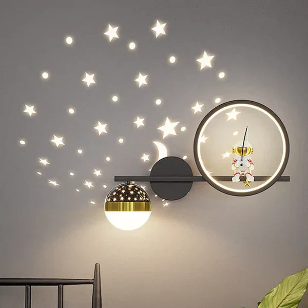 Moderne LED-Wandleuchte mit Sternenprojektion, Mondmotiv und Astronautenfigur, Kinderzimmerlampe.
