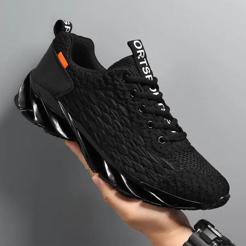 Schwarzer Sportschuh mit gestricktem Obermaterial und markanter Sohle, ideal für Herren.