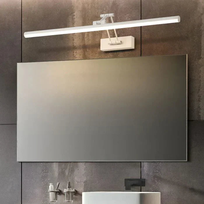 Moderne LED-Spiegelleuchte, weiß, über rechteckigem Spiegel im Badezimmer montiert.