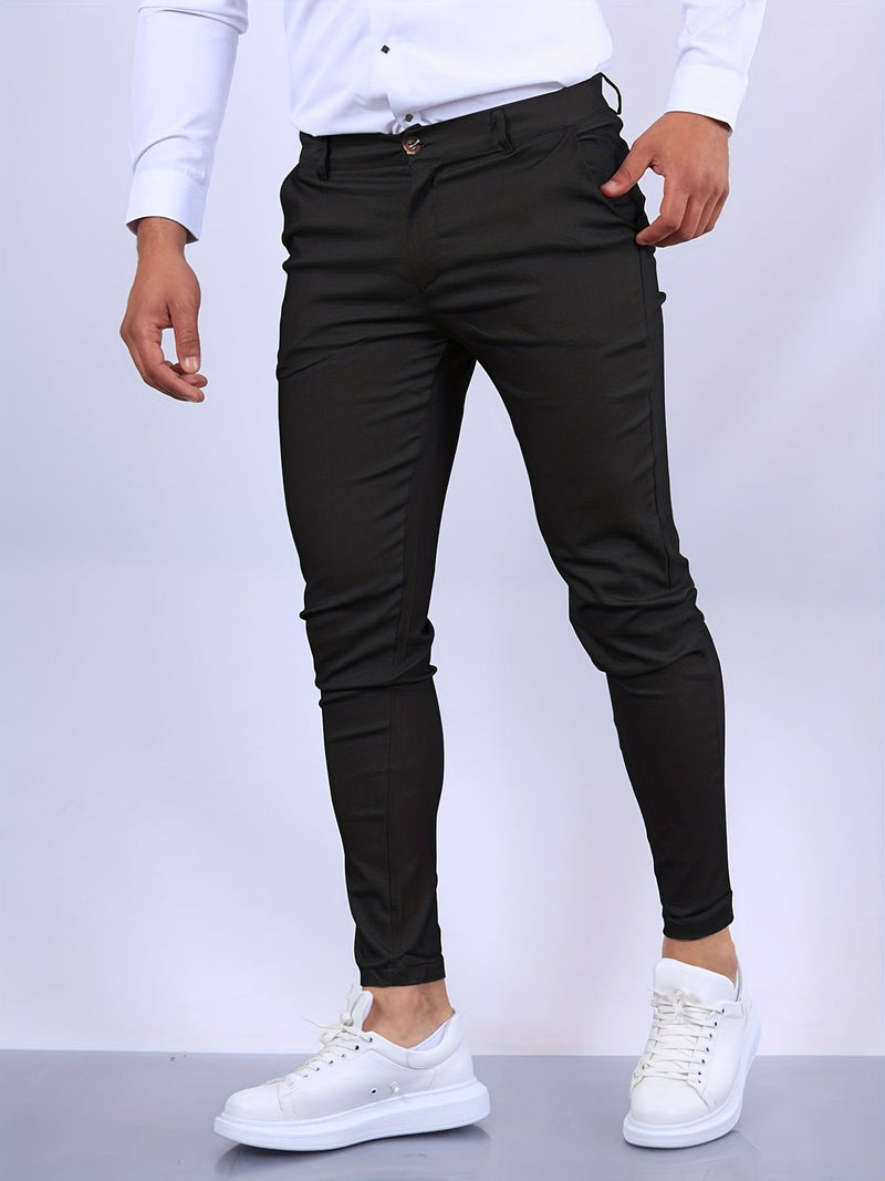 Mann in schwarzer Chinohose und weißen Sneakers, modische Herrenbekleidung.