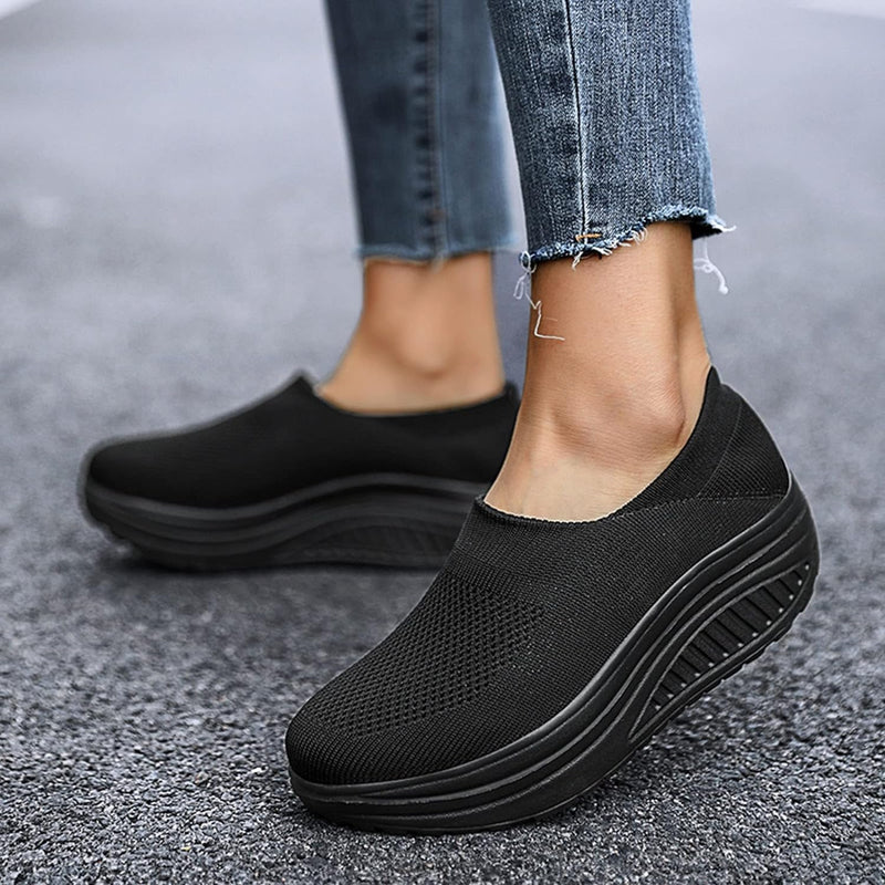 Schwarze Damen-Sneaker mit Plateau, atmungsaktiv, bequem, für Freizeit und Sport.