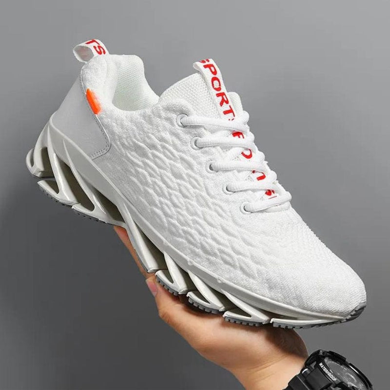 Weiße Sportschuhe mit innovativer Sohle, atmungsaktivem Material und rotem Schriftzug.