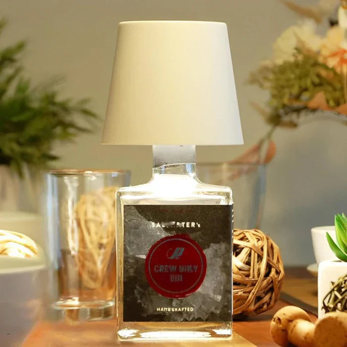 Handgefertigte Gin-Flasche mit Lampenschirm, dekorativ, modern, Tischdekoration.