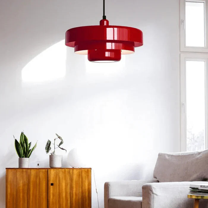 Rote Hängelampe aus Metall im Wohnzimmer, modernes Design, skandinavischer Stil.