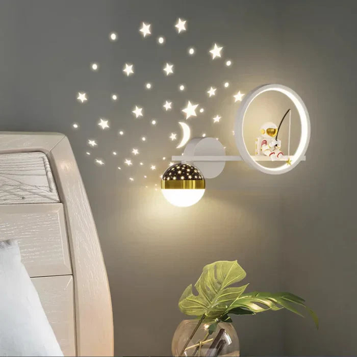 Moderne LED-Wandleuchte mit Mond- und Sternendesign, warmweißes Licht, Schlafzimmer-Dekor.