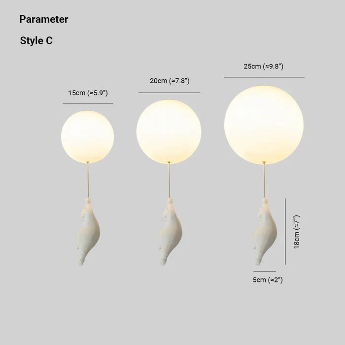 Drei runde, weiße Wandlampen mit hängendem Wal-Design, verschiedene Größen, modernes Dekor.