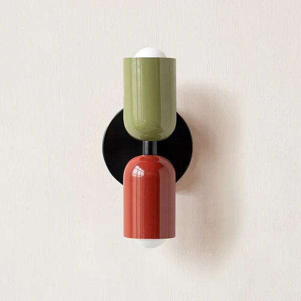 Moderne Wandleuchte, zweifarbig, grün und rot, Metall, minimalistisches Design, Innenbeleuchtung.