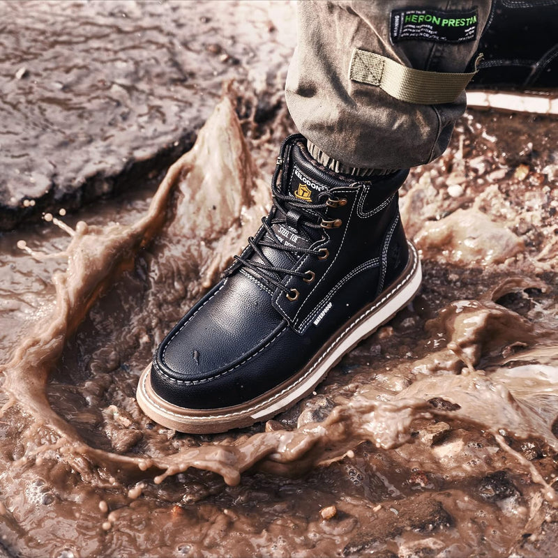 Schwarzer Leder-Arbeitsstiefel im Schlamm, wasserdicht, robust, rutschfest, Outdoor-Einsatz.