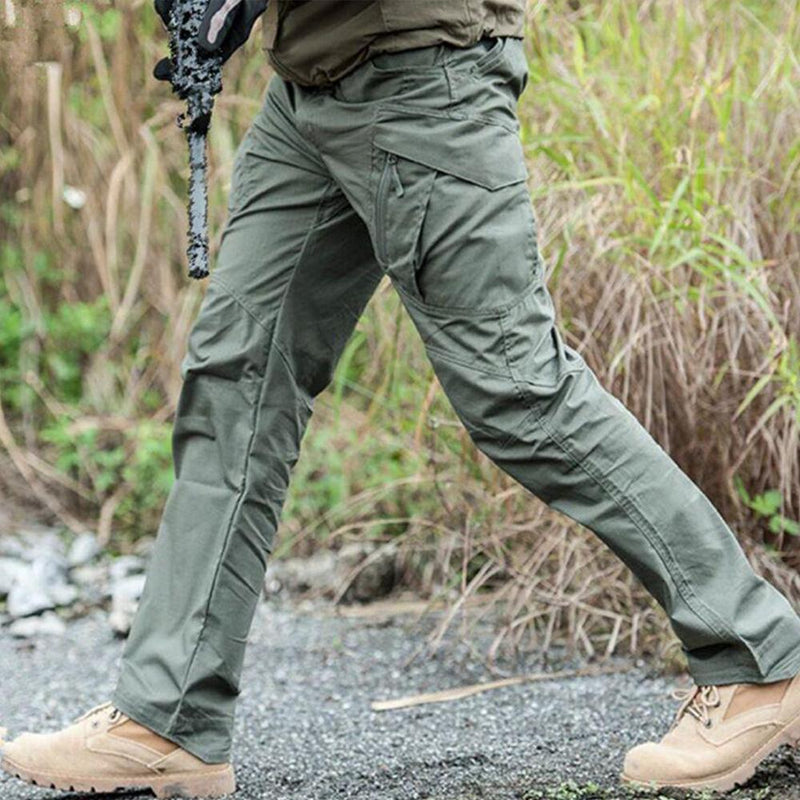 Grüne taktische Outdoor-Hose, robust, wasserabweisend, ideal für Wandern und Abenteuer.