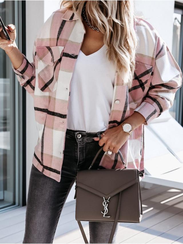 Frau mit rosa kariertem Hemd, weißem T-Shirt, schwarzer Tasche, Jeans, Uhr, Smartphone.
