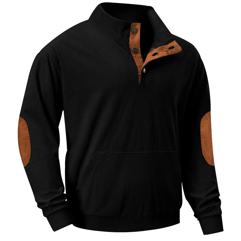 Schwarzer Herrenpullover mit braunen Ellbogen-Patches, Knopfleiste, Cordstoff.