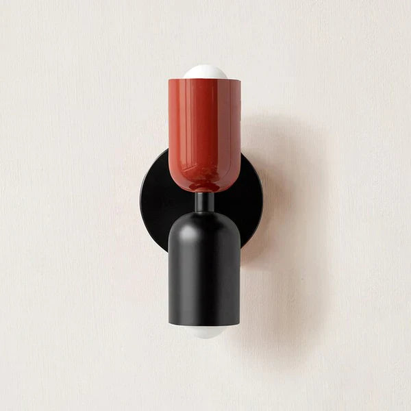 Moderne Wandleuchte, rot-schwarz, Metall, minimalistisches Design, Innenbeleuchtung.
