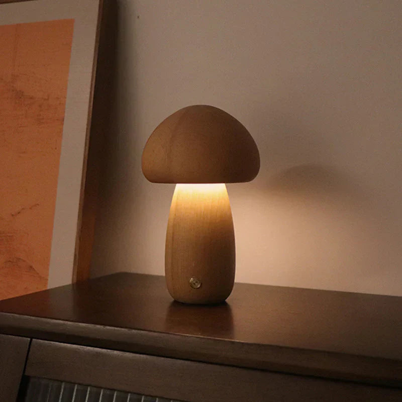 Holz-Pilzlampe auf Tisch, warmes Licht, modernes Design, Nachtlicht, Dekoration, Schlafzimmer.