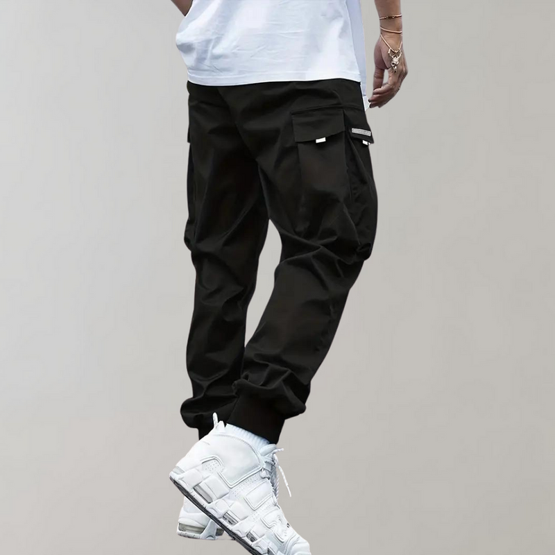 Schwarze Cargo-Hose für Herren, lässig, mit Taschen, Streetwear, modisch, bequem.