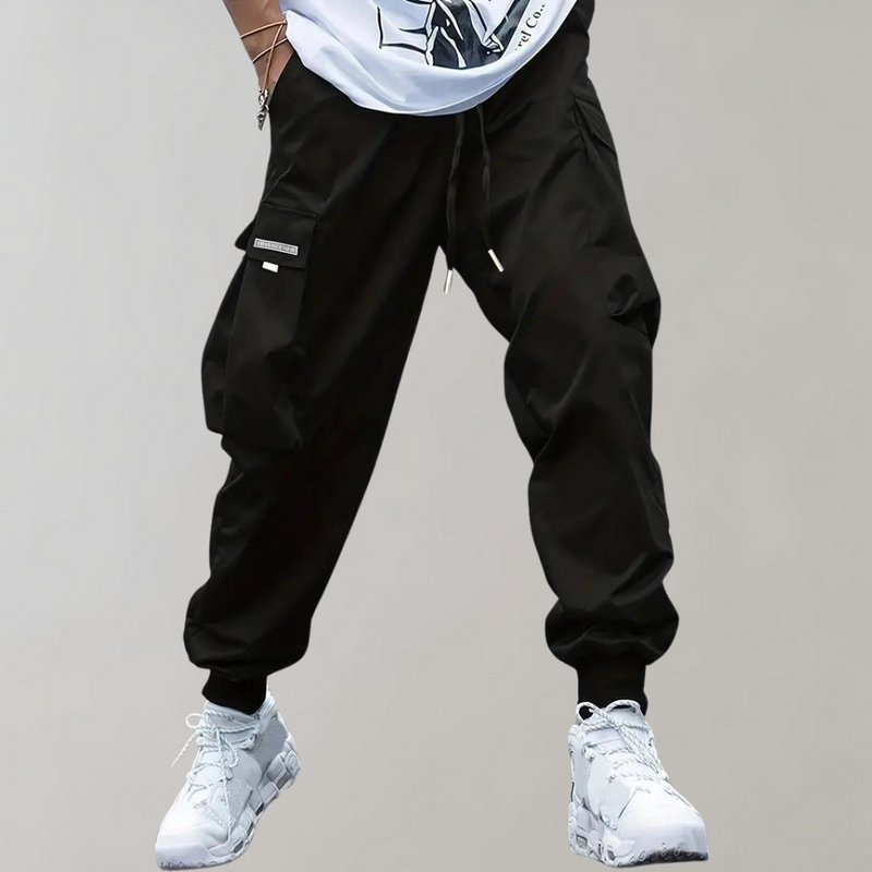 Schwarze Cargohose für Herren, lässig, mit Taschen, Streetwear, modisch, bequem.